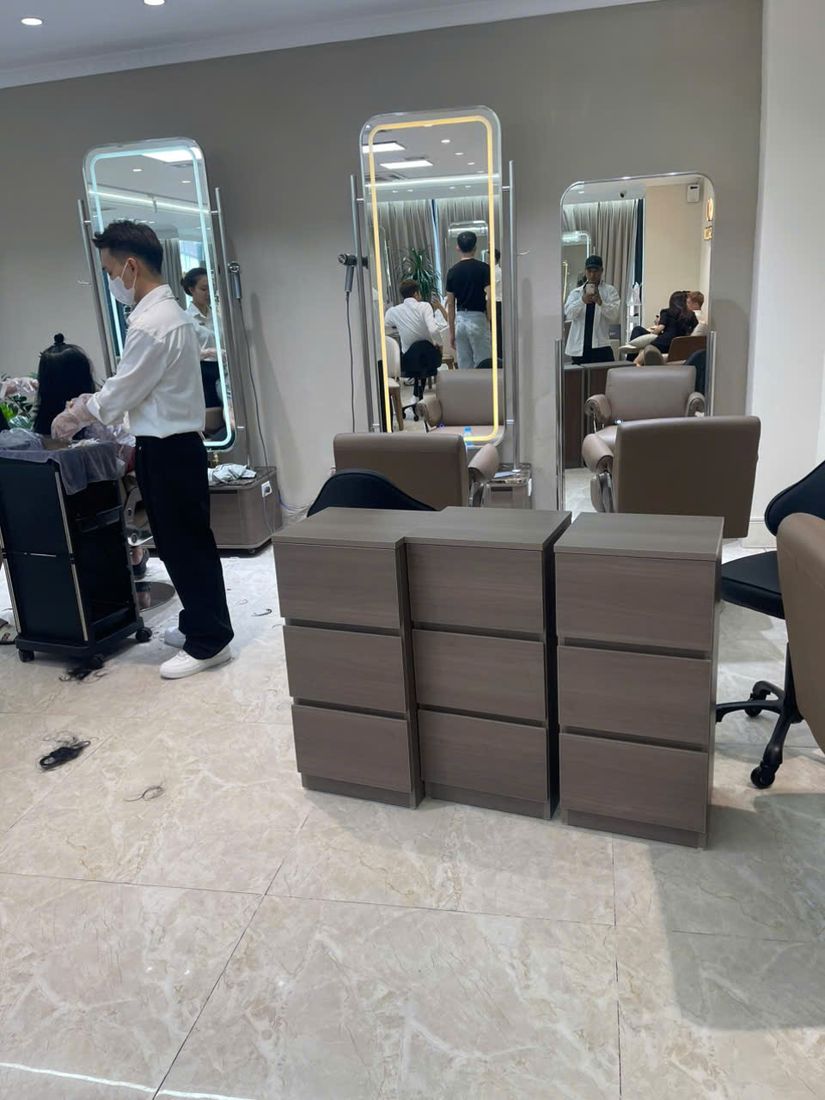 Thi công lắp đặt tủ kéo và bàn gương cho 1900 Hair Salon, nhân sự sắp đặt nội thất tại chỗ - Nội Thất Hà Tuấn LX