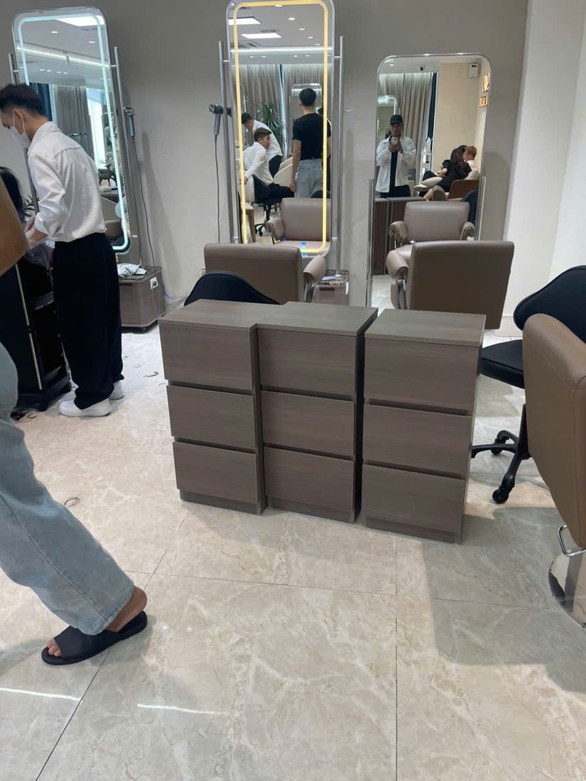 Lắp đặt nội thất khu cắt tóc 1900 Hair Salon, dựng tủ đựng đồ và căn chỉnh gương soi - Nội Thất Hà Tuấn LX