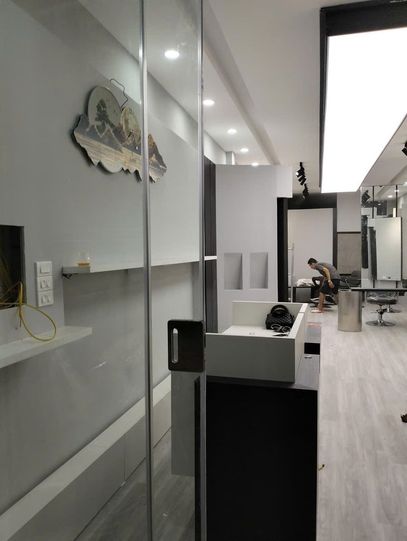 Không gian Đại Tùng Hair Studio hoàn thiện — dãy gương và ghế cắt tông trắng ghi