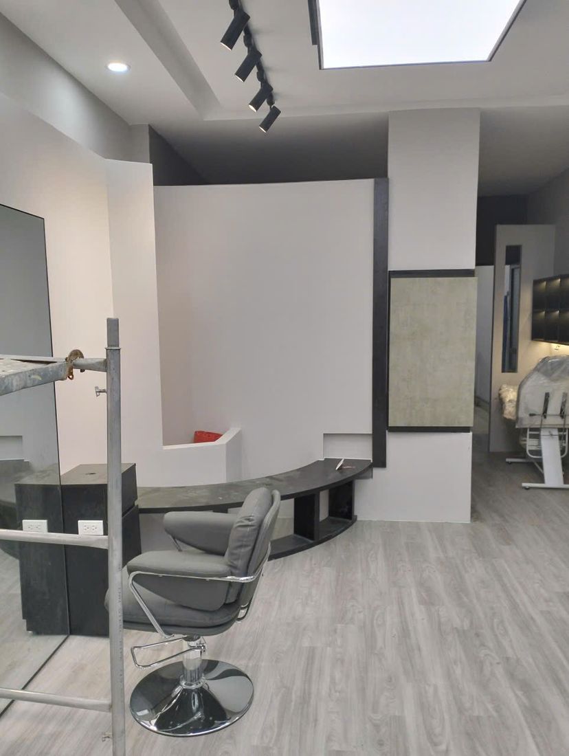 Khu vực ghế cắt tóc và gương soi hoàn thiện tại Đại Tùng Hair Studio