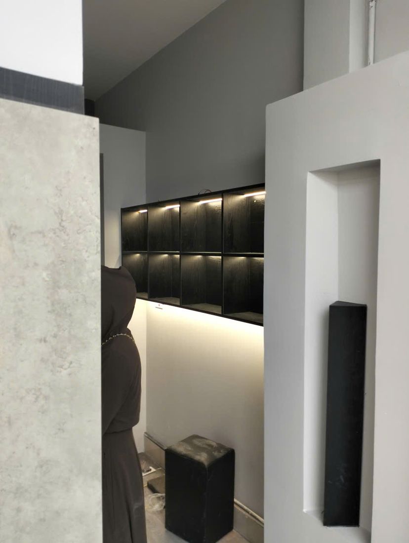 Kệ trưng bày tường ốp da phát sáng dịu tại salon