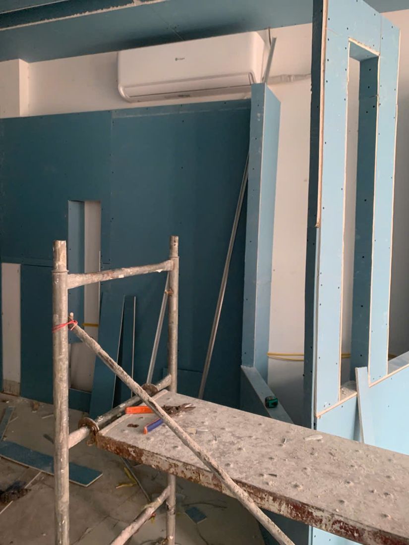 Thi công dựng khung tường thạch cao và giàn giáo tại công trình