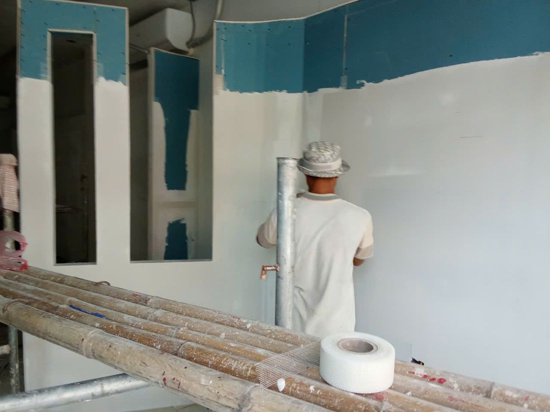 Thợ thi công trát và hoàn thiện tường trong quá trình thi công