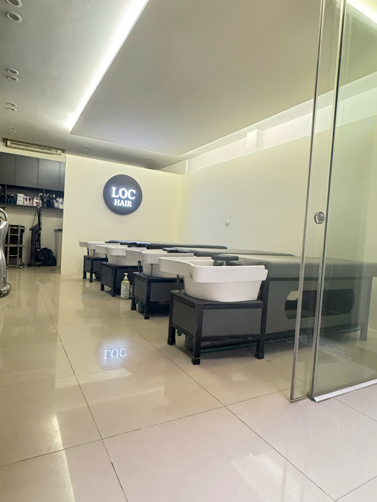 Khu gội đầu logo LOC Hair Studio - Nội Thất Hà Tuấn LX