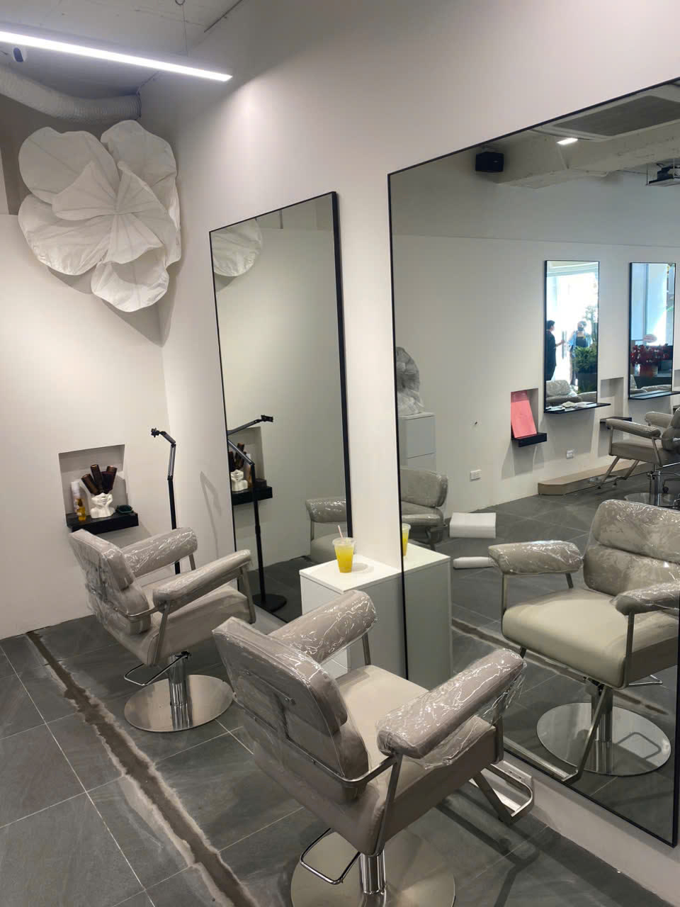 Ảnh thực tế khu ghế cắt salon LUX A HAIR sau thi công - Nội Thất Hà Tuấn LX