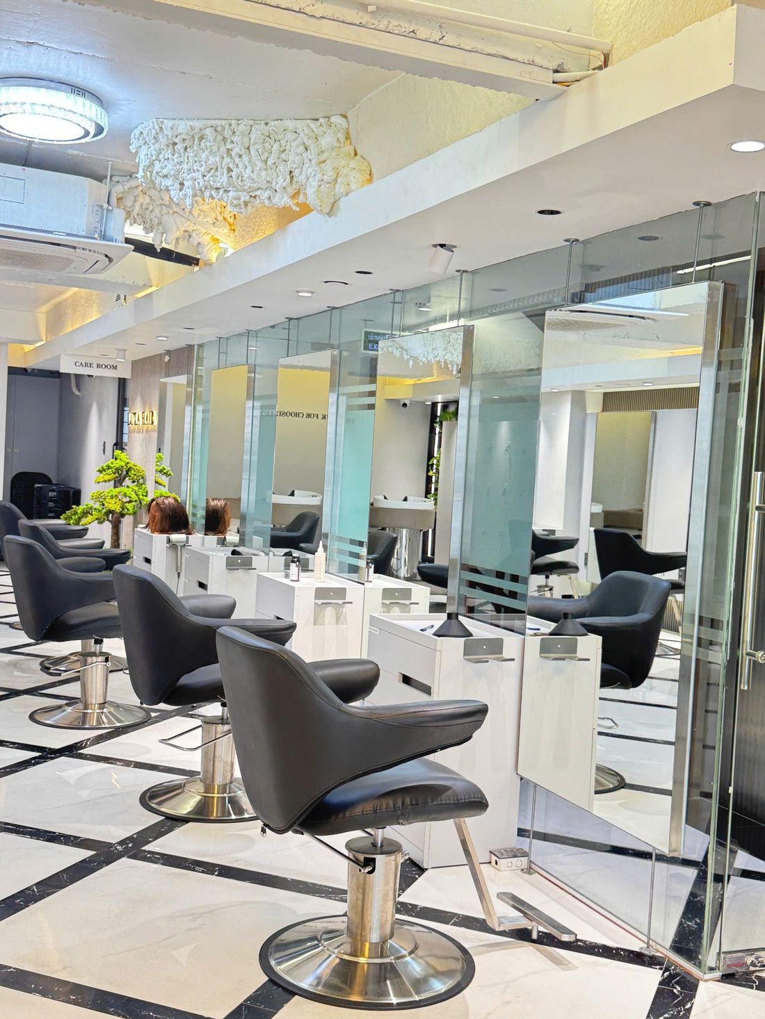 Ảnh thực tế dãy ghế cắt và đèn chùm LUXA Hair Salon - Nội Thất Hà Tuấn LX