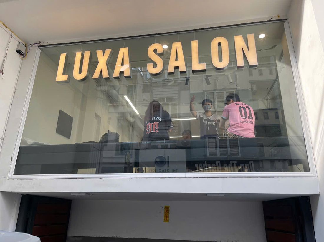 Ảnh thực tế biển hiệu LUXA SALON nhìn từ mặt tiền - Nội Thất Hà Tuấn LX