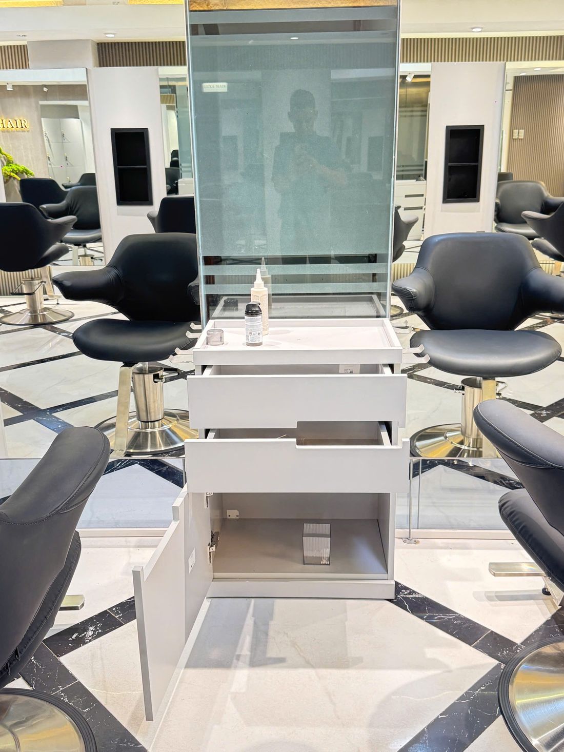 Ảnh thực tế khu vực ghế cắt và gương LUXA Hair Salon - Nội Thất Hà Tuấn LX