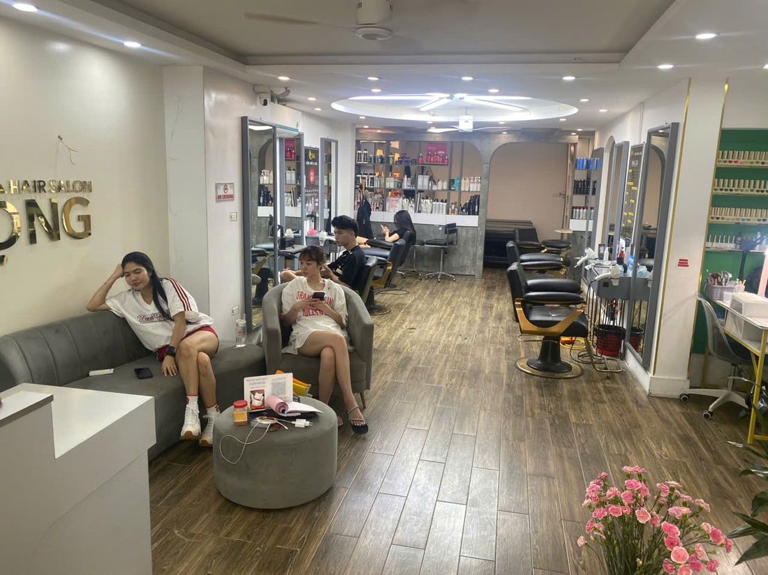 Ảnh thực tế khu chờ và tiếp khách LUXA Hair Salon - Nội Thất Hà Tuấn LX