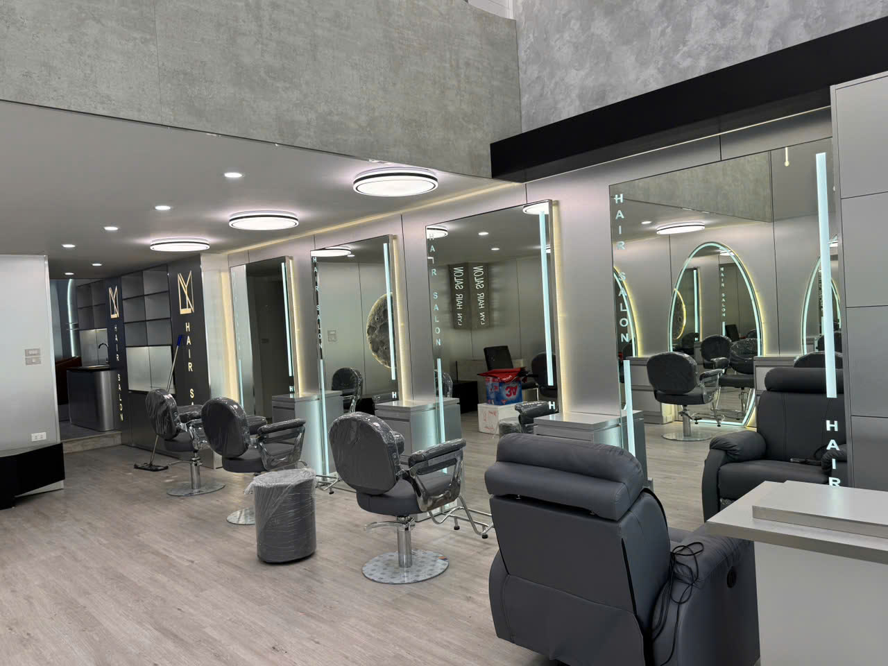 Góc khu cắt gương oval LED Lyn Hair - Nội Thất Hà Tuấn LX
