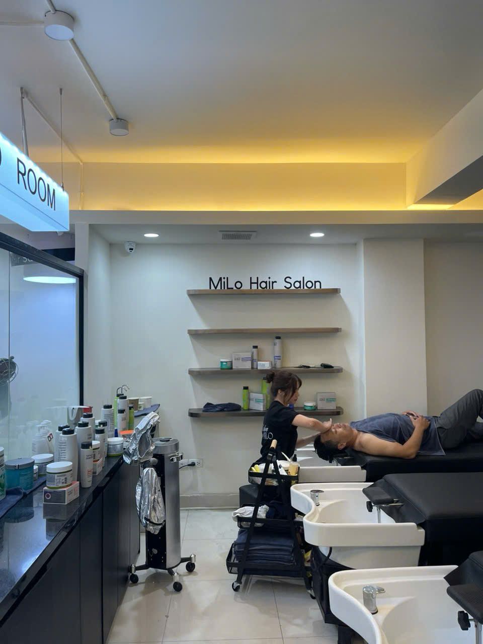 Kệ gỗ trưng bày sản phẩm và bảng hiệu MiLo Hair Salon sau hoàn thiện - Nội Thất Hà Tuấn LX