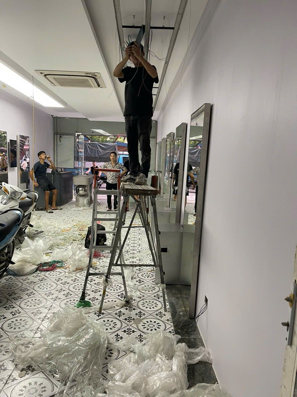 Thi công lắp đặt gương và khu ghế cắt tại salon MiLo Cầu Giấy - Nội Thất Hà Tuấn LX
