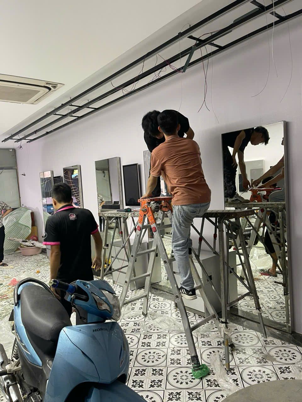 Đội thợ lắp đặt gương soi khu vực cắt tóc salon MiLo - Nội Thất Hà Tuấn LX