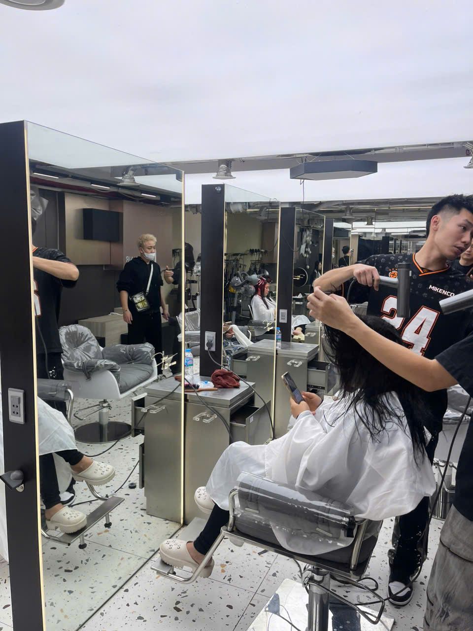 Ảnh thực tế thợ tạo kiểu tóc cho khách tại salon NAM Hair Studio - Nội Thất Hà Tuấn LX