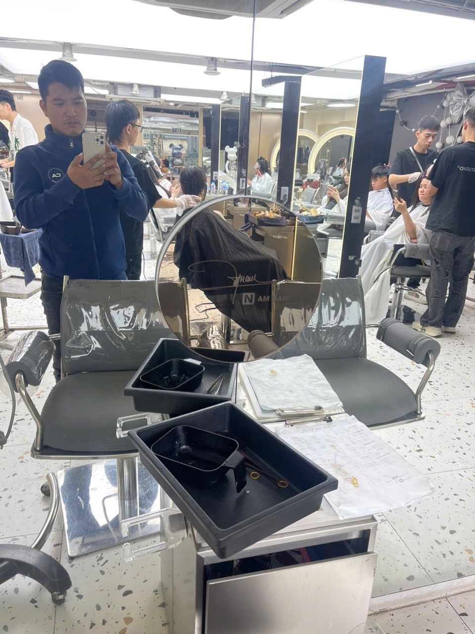 Ảnh thực tế nhân viên làm việc tại khu gương salon NAM Hair Studio - Nội Thất Hà Tuấn LX