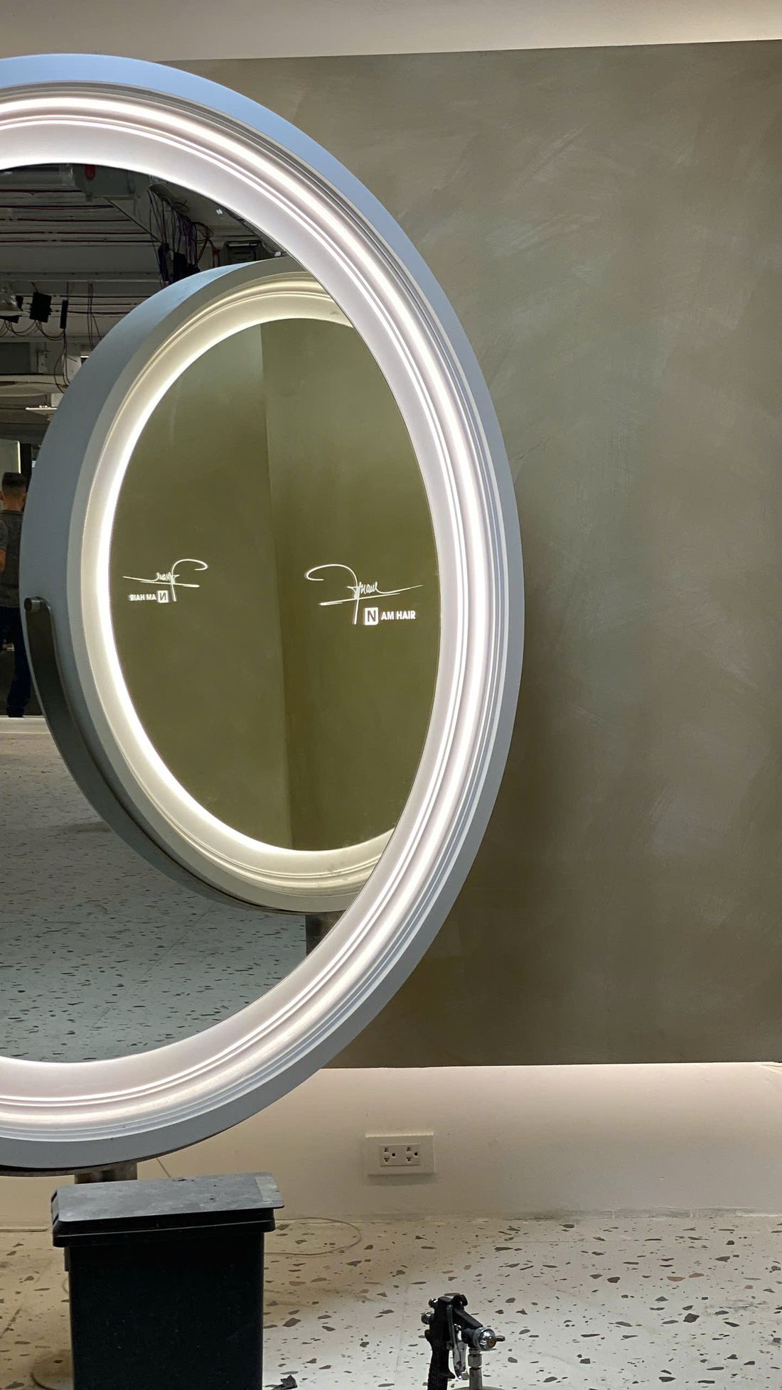 Thi công lắp đặt gương LED, mặt bằng đang hoàn thiện salon NAM Hair Studio - Nội Thất Hà Tuấn LX