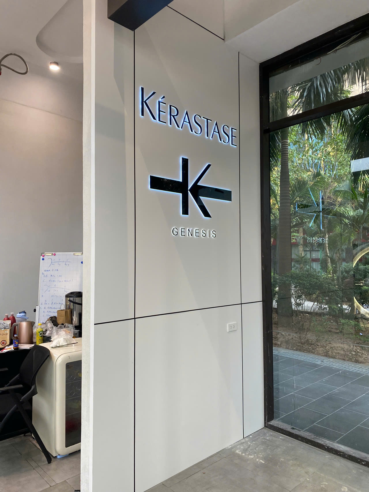 Ảnh thực tế tường Kérastase Genesis salon NAM Hair Studio 90 Nguyễn Tuân - Nội Thất Hà Tuấn LX