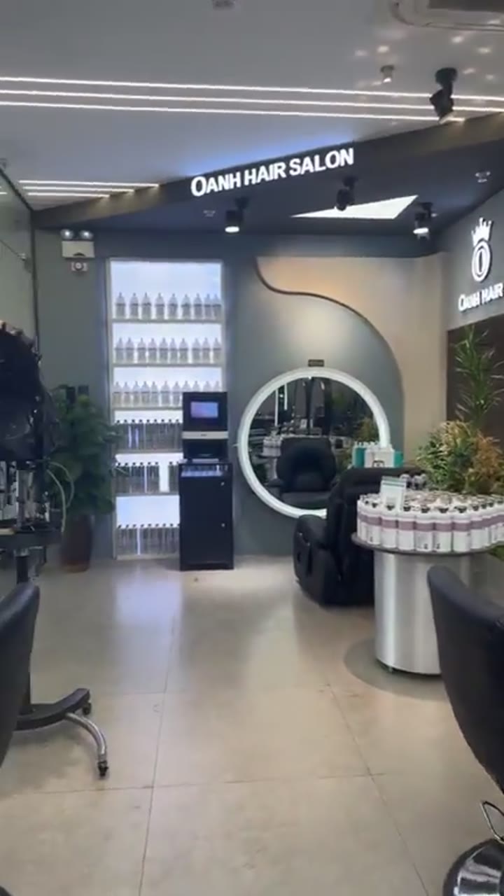 Quầy lễ tân kết hợp tủ kính trưng bày: bán thêm ngay tại chỗ