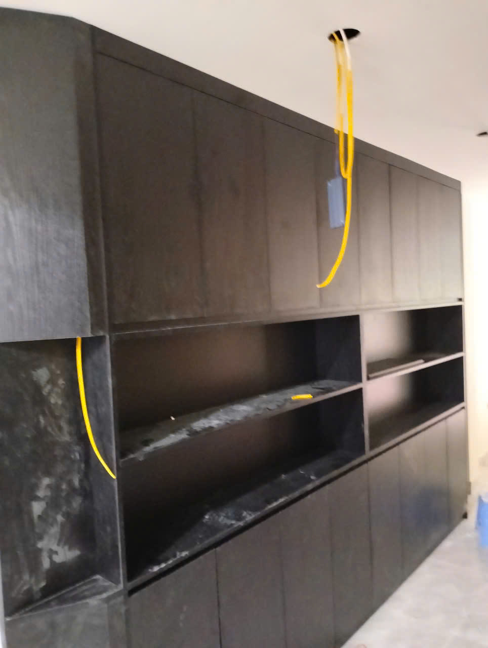 Hệ tủ gỗ vân đen trưng bày San Bai Hair Studio - Nội Thất Hà Tuấn LX