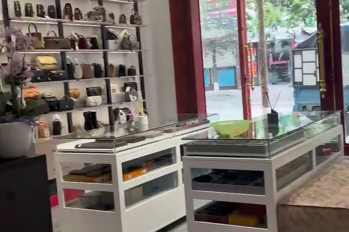 Showroom shop túi xách - Nội Thất Hà Tuấn LX