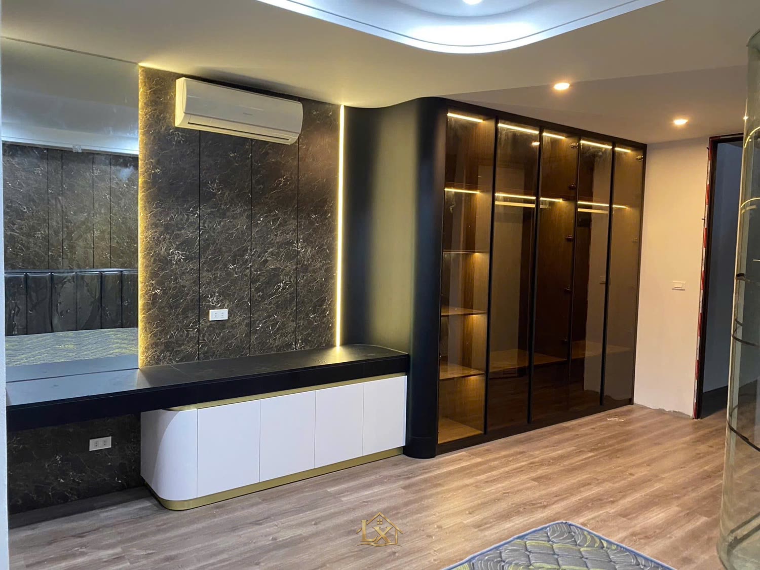 Vách tivi phòng khách - công trình Nội Thất Hà Tuấn LX