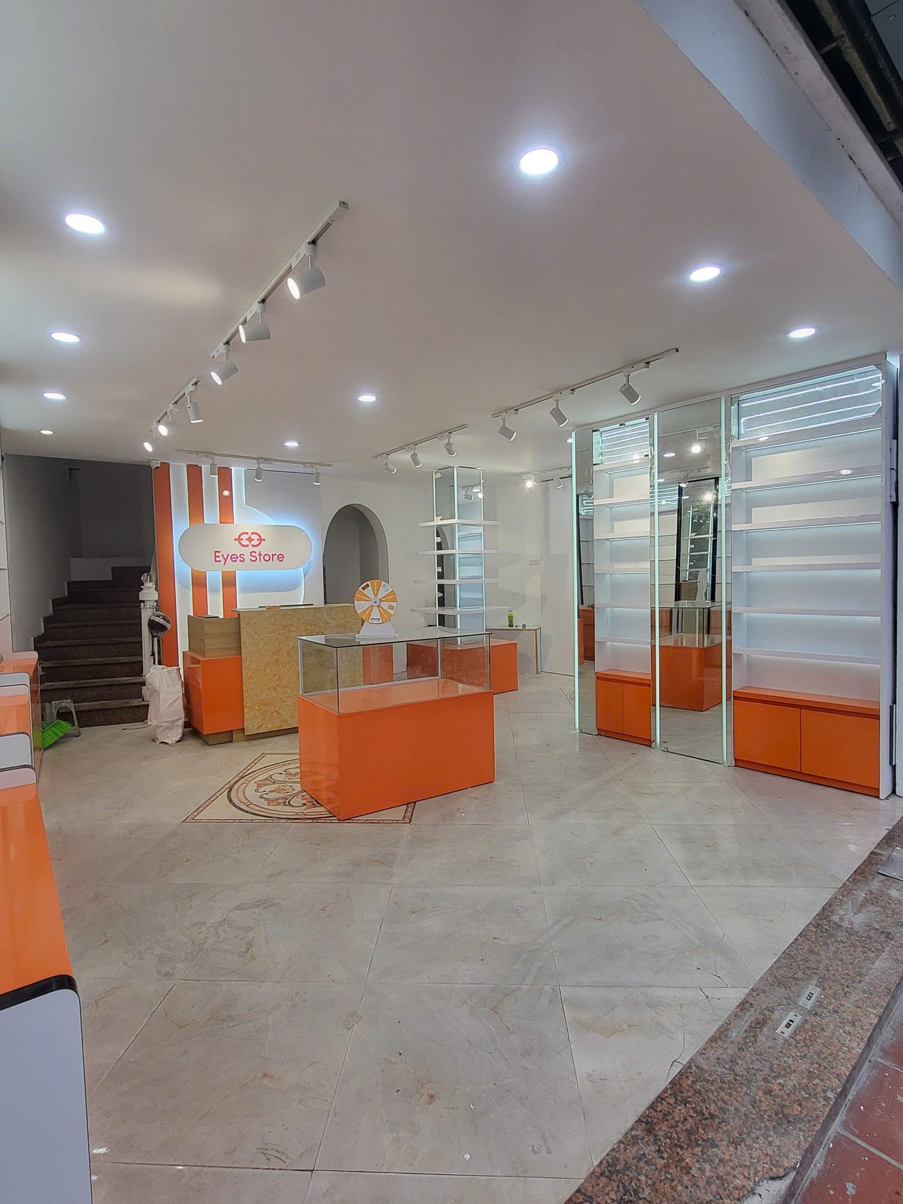 Chi phí & kinh nghiệm setup showroom kính mắt