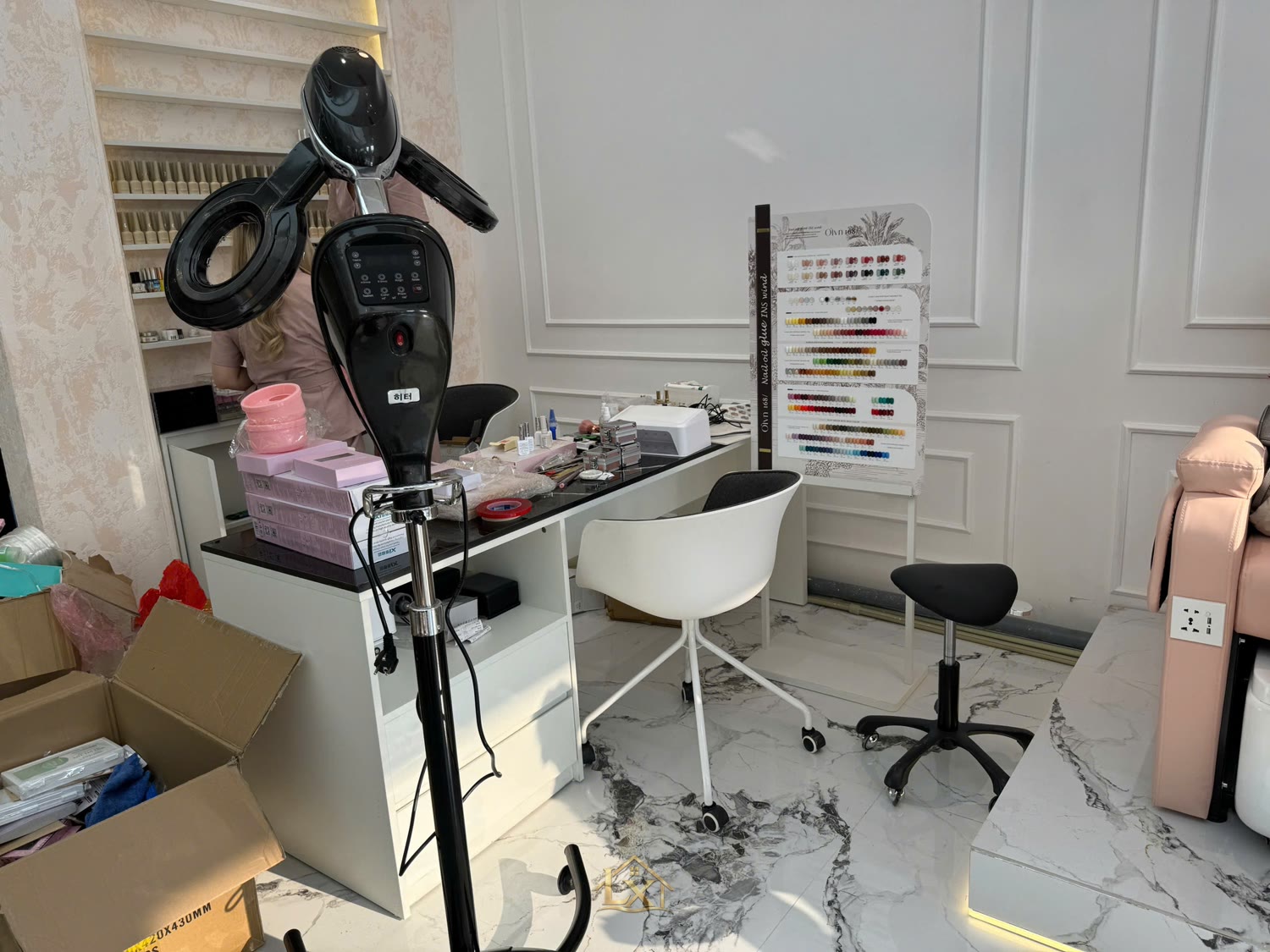 Thiết kế quầy lễ tân, thu ngân tiệm nail chuẩn đẹp