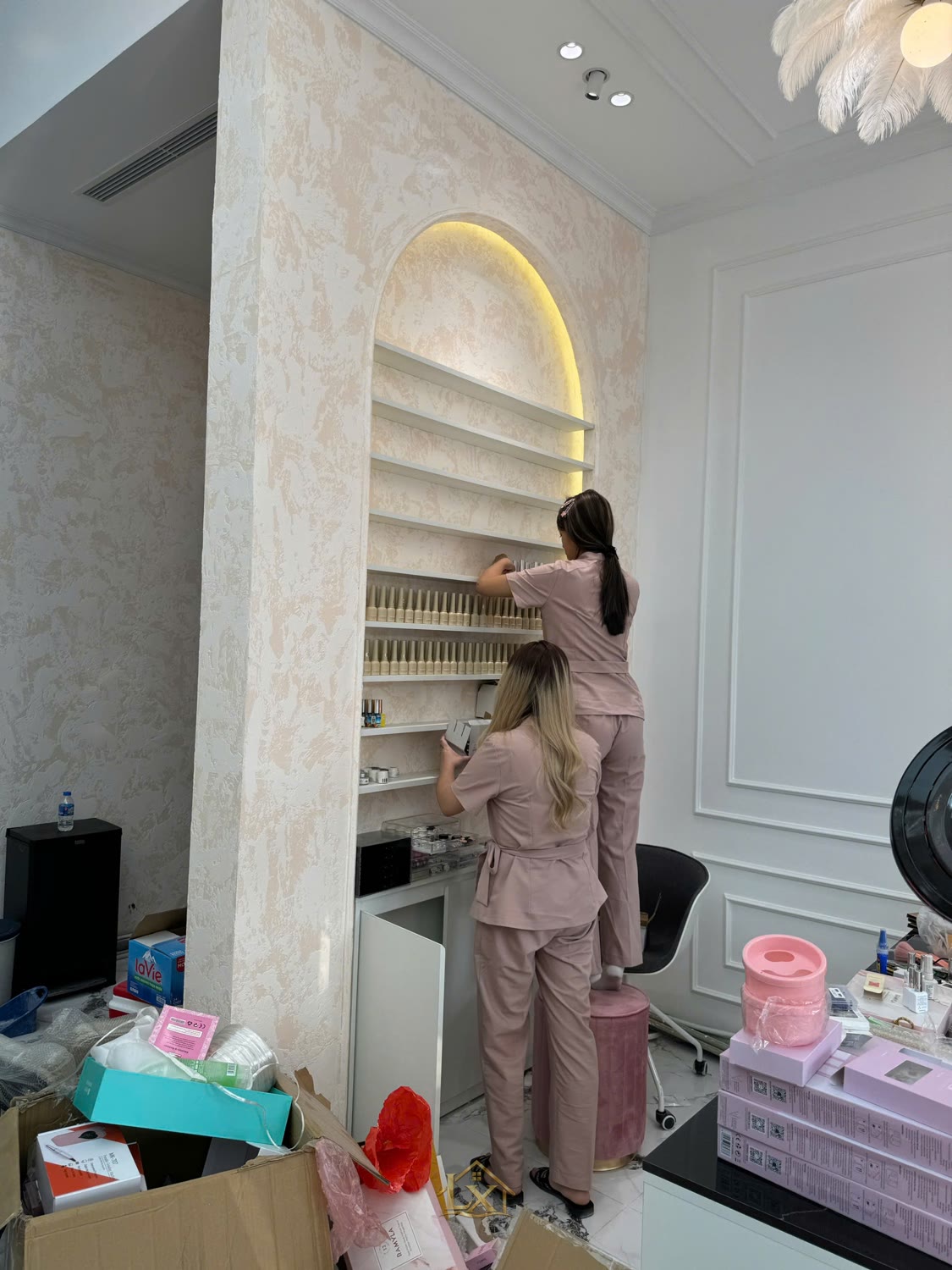 Chọn vật liệu bền chịu hoá chất cho tiệm nail 2026