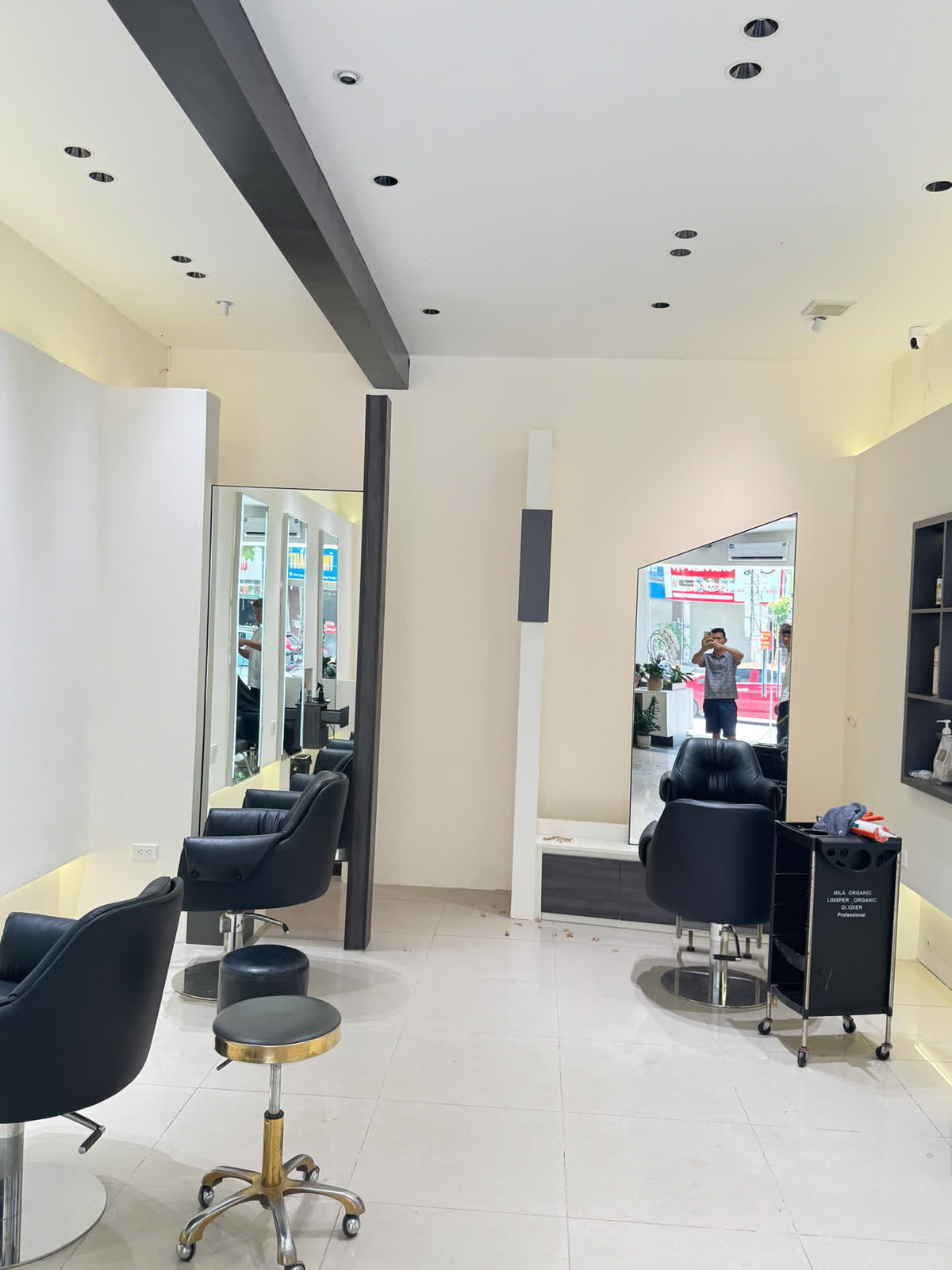 Mẫu salon tóc đẹp tông trắng xám hiện đại - LOC Hair Studio