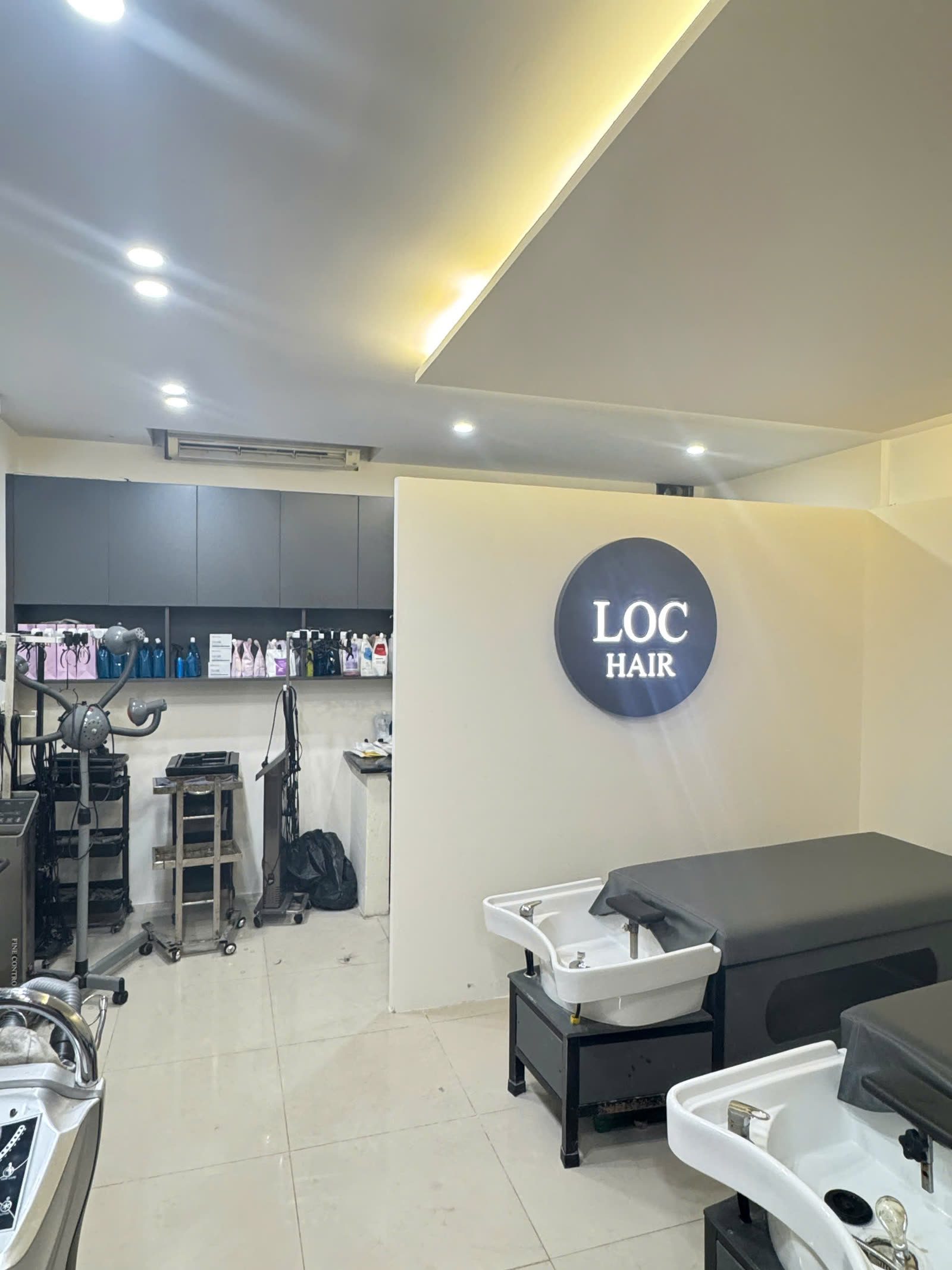 Logo và khu gội đầu salon LOC Hair Studio Phú Thọ