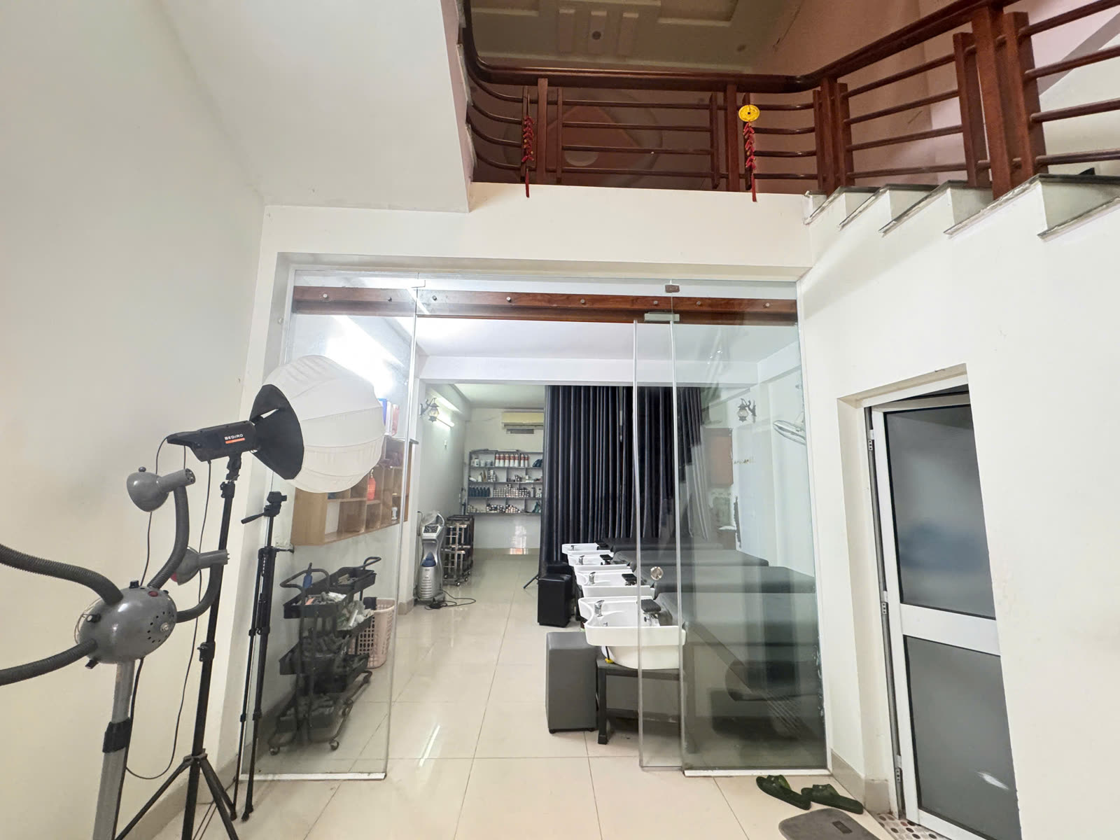 Thiết Kế Mặt Tiền Salon Hút Khách Ngay Từ Cái Nhìn Đầu Tiên