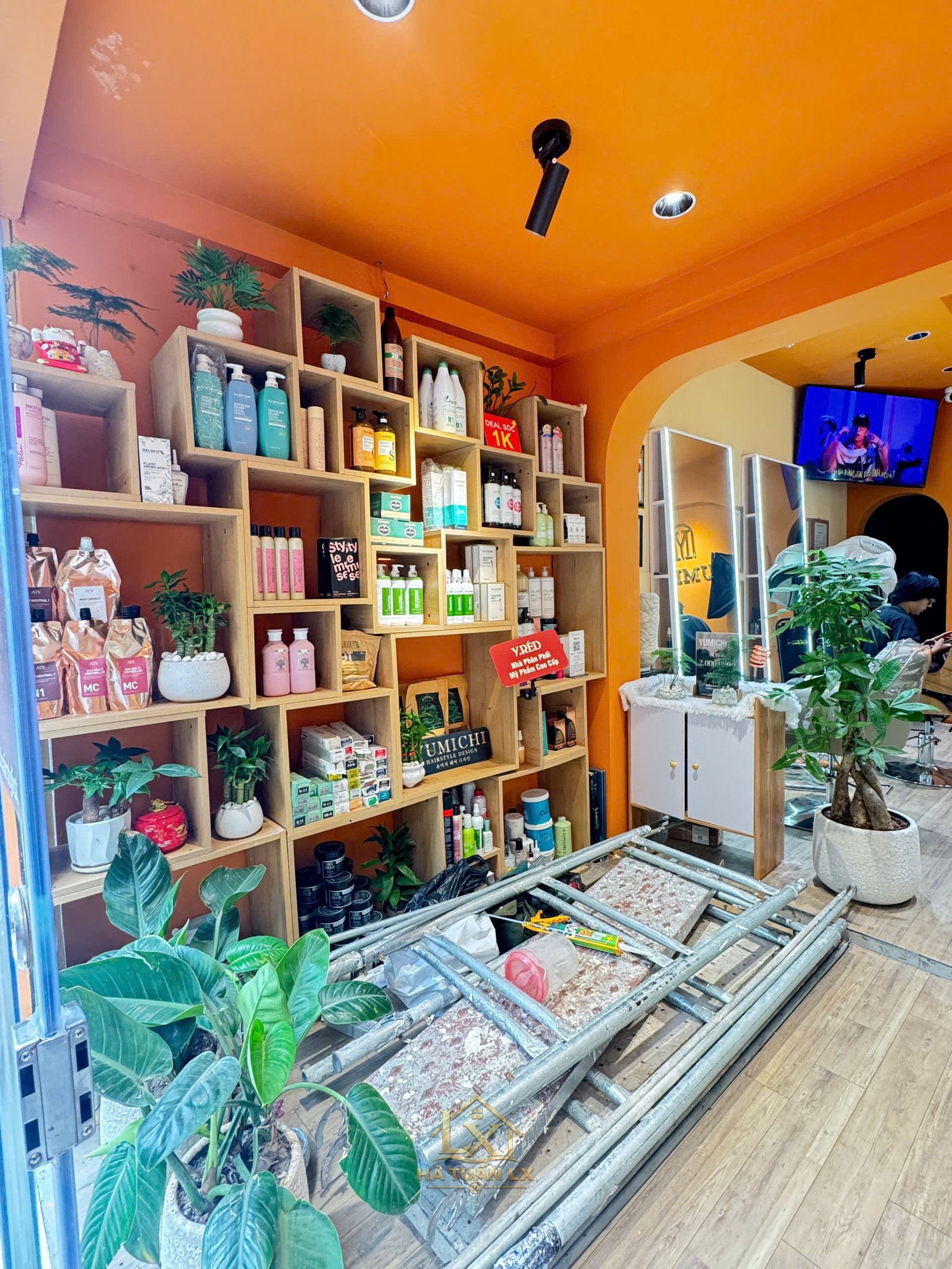 Kệ trưng bày salon YUMICHI - Nội Thất Hà Tuấn LX