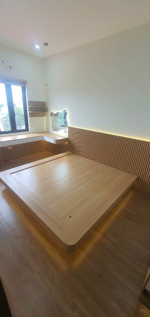 Giường bục gỗ vân sáng thiết kế tối giản, cạnh cửa sổ - Nội Thất Hà Tuấn LX