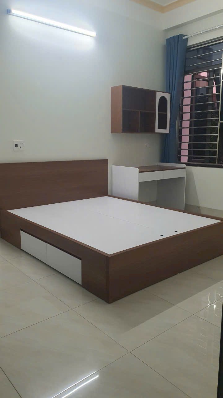 Giường ngủ với vách đầu giường ốp lam gỗ trang trí, tông ấm - Nội Thất Hà Tuấn LX