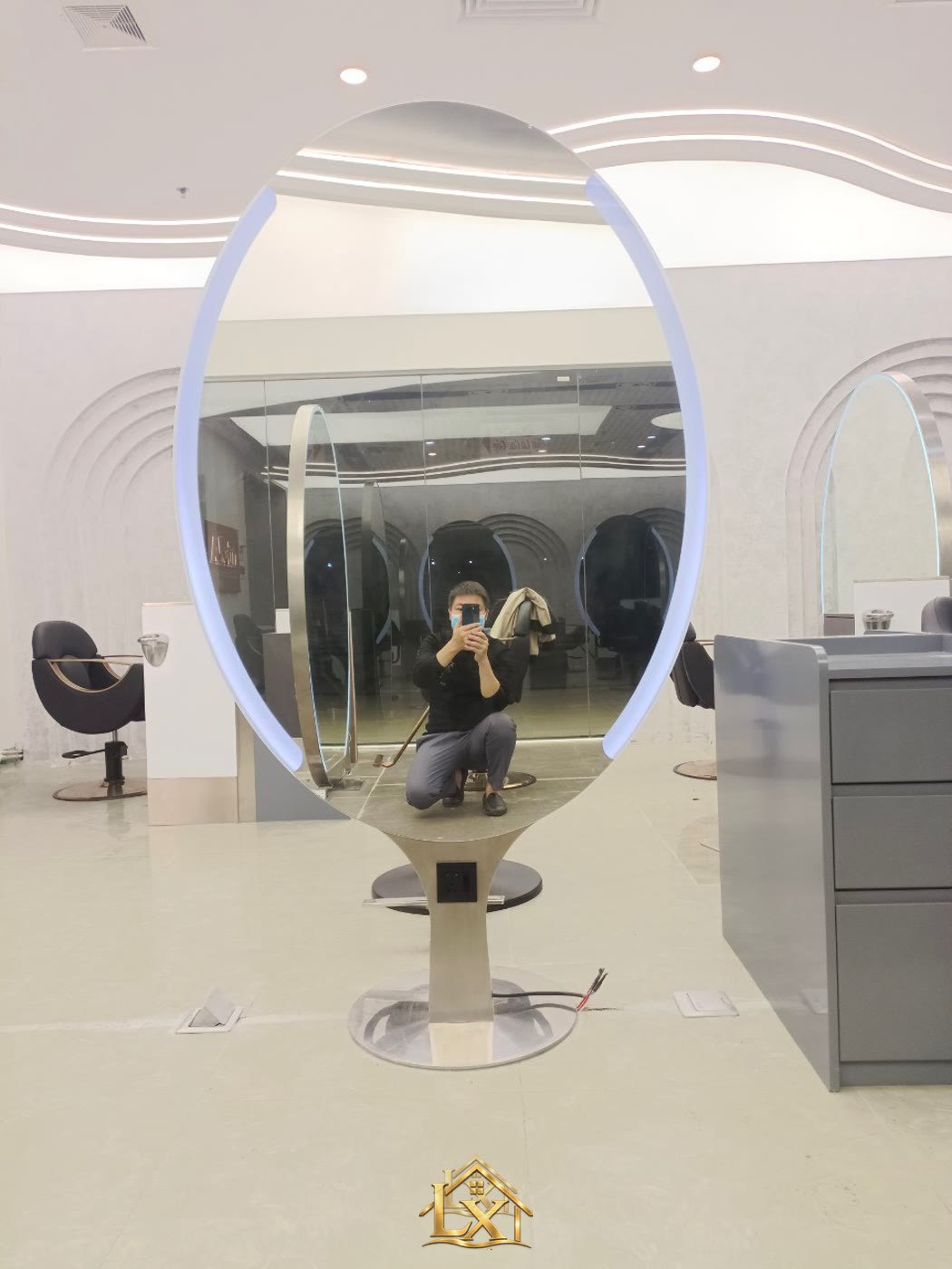Mẫu dãy gương oval viền LED khung vàng salon kem - Nội Thất Hà Tuấn LX