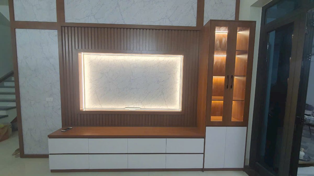 Vách tivi ốp gỗ khung đèn LED kết hợp hệ tủ ngăn kéo trắng phía dưới - Nội Thất Hà Tuấn LX