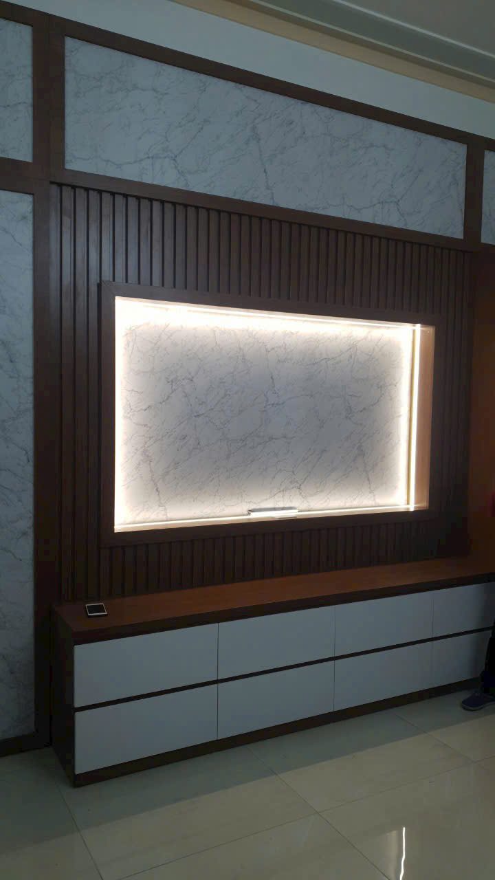 Vách tivi ốp lam gỗ với khung đèn LED trang trí ấm áp - Nội Thất Hà Tuấn LX