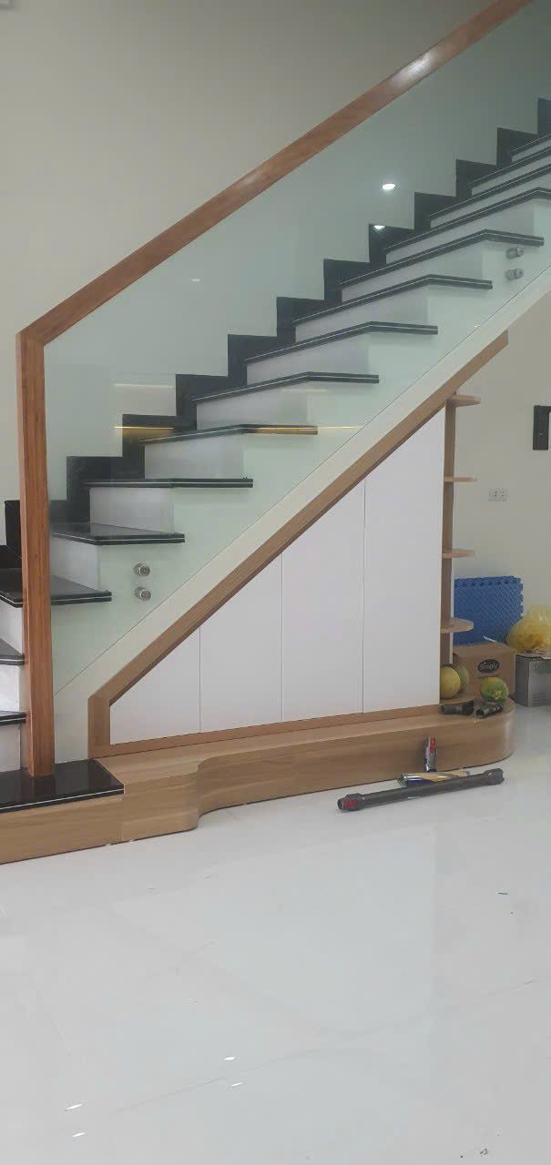 Cầu thang tay vịn kính cường lực kết hợp bậc gỗ hiện đại - Nội Thất Hà Tuấn LX