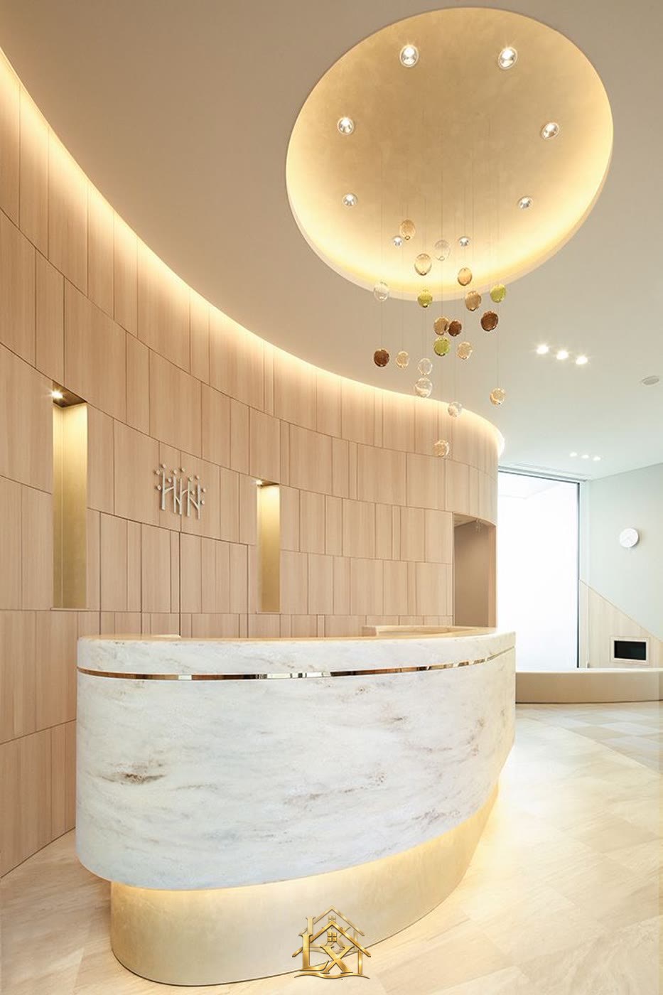 Mẫu quầy lễ tân đá travertine kem luxury - Nội Thất Hà Tuấn LX