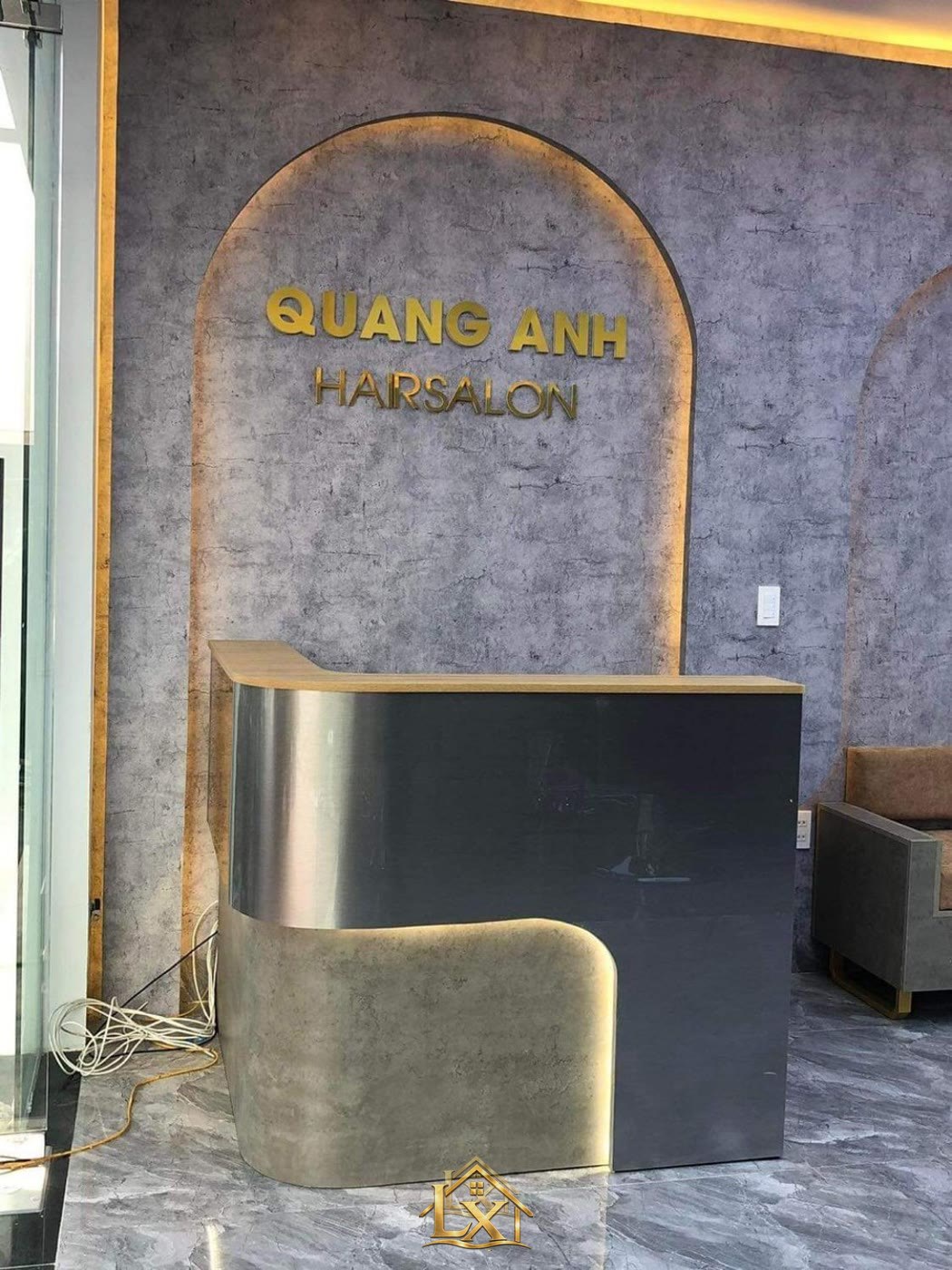 Mẫu quầy lễ tân inox bê tông cong tường đá xám - Nội Thất Hà Tuấn LX