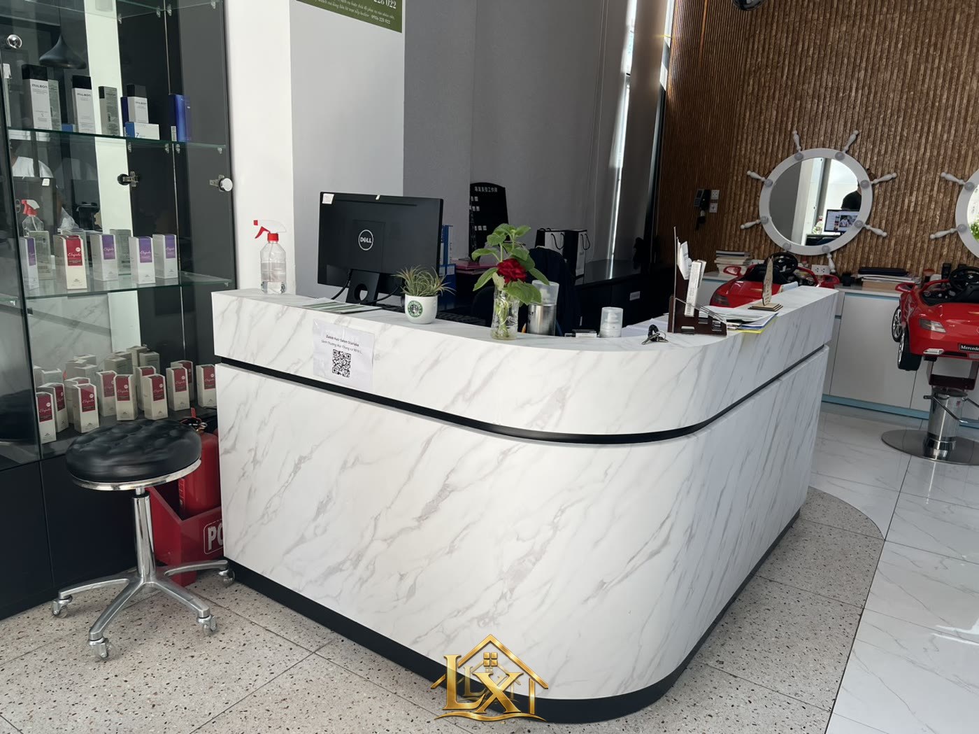 Mẫu quầy lễ tân marble trắng viền đen chữ L - Nội Thất Hà Tuấn LX