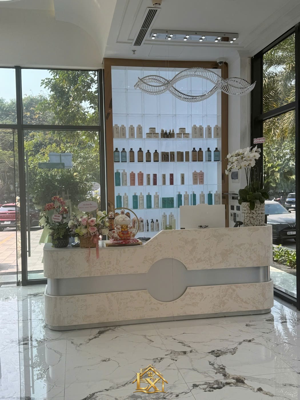 Mẫu quầy lễ tân salon thực tế do Nội Thất Hà Tuấn LX thi công 6 - Nội Thất Hà Tuấn LX