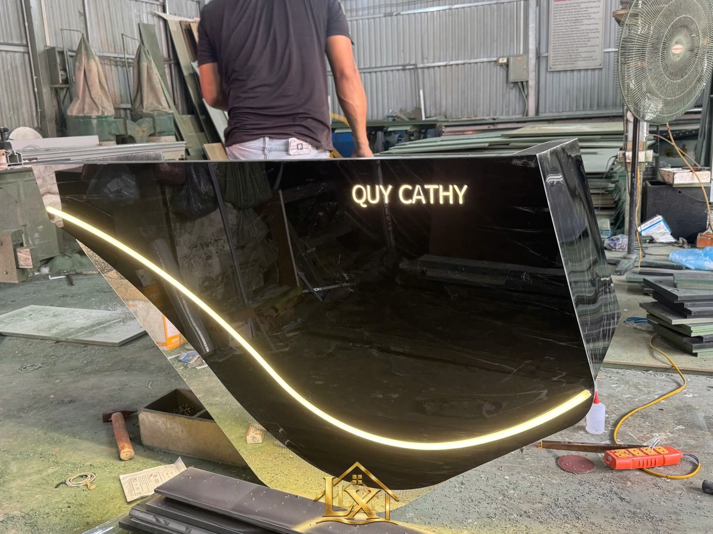 Mẫu quầy lễ tân salon thực tế do Nội Thất Hà Tuấn LX thi công 7 - Nội Thất Hà Tuấn LX