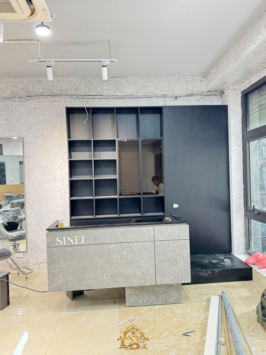 Mẫu quầy lễ tân salon thực tế do Nội Thất Hà Tuấn LX thi công 9 - Nội Thất Hà Tuấn LX