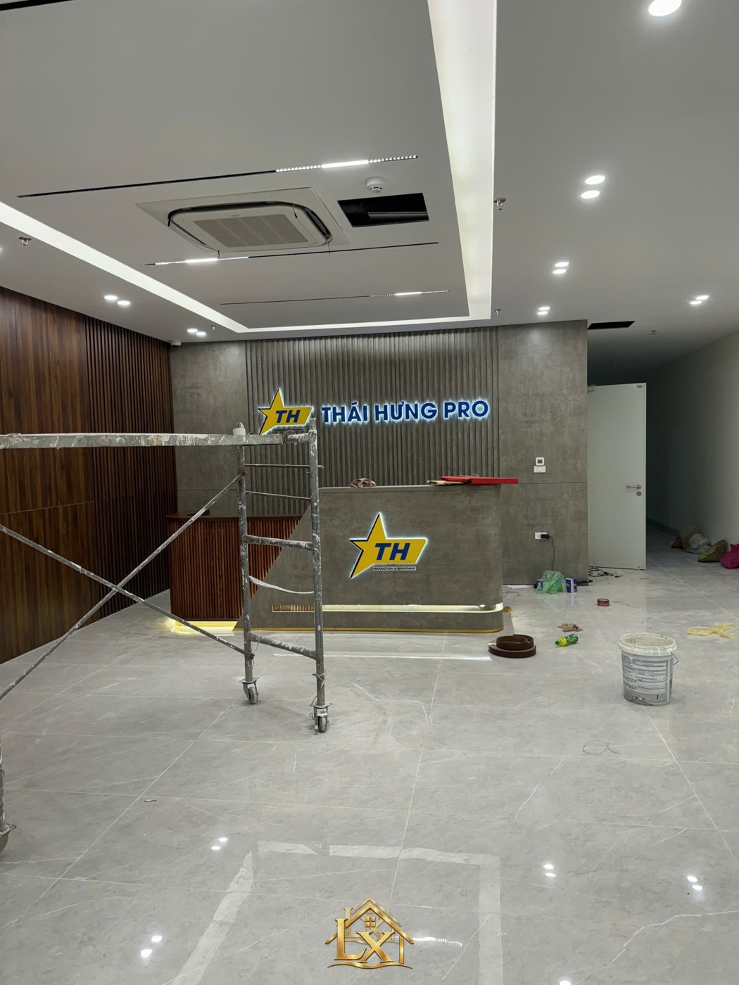Mẫu quầy lễ tân salon thực tế do Nội Thất Hà Tuấn LX thi công 21 - Nội Thất Hà Tuấn LX
