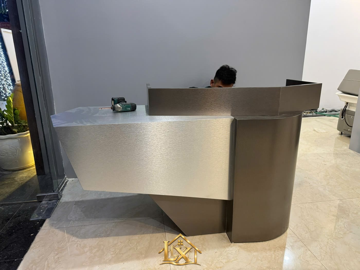 Mẫu quầy lễ tân salon thực tế do Nội Thất Hà Tuấn LX thi công 22 - Nội Thất Hà Tuấn LX