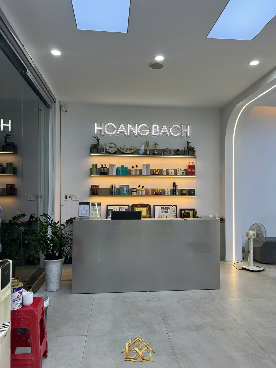 Mẫu quầy lễ tân salon thực tế do Nội Thất Hà Tuấn LX thi công 23 - Nội Thất Hà Tuấn LX