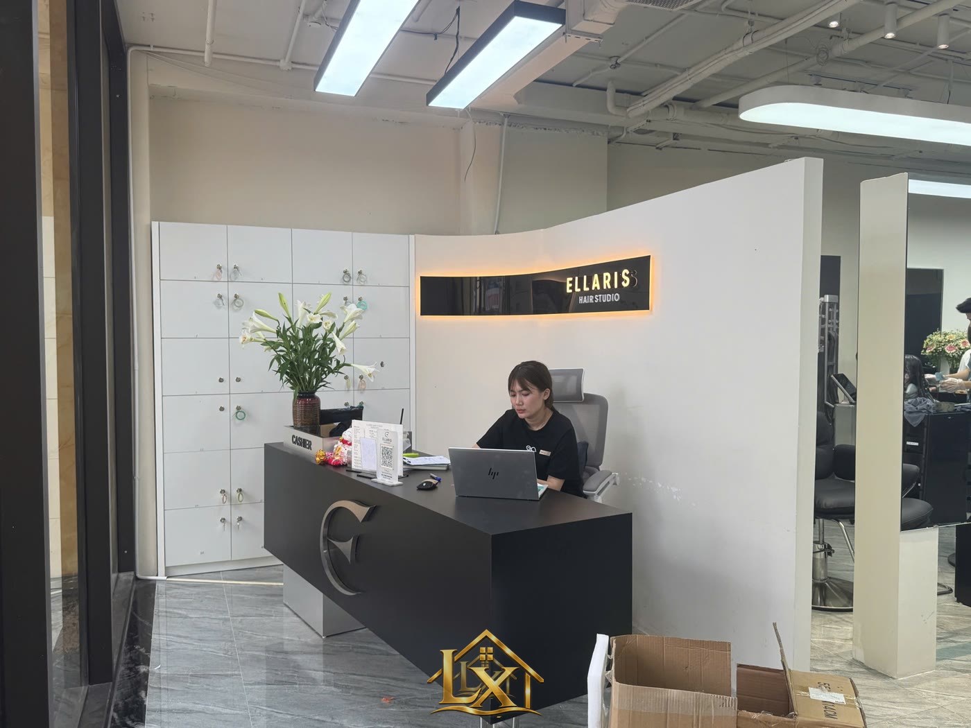Mẫu quầy lễ tân salon thực tế do Nội Thất Hà Tuấn LX thi công 26 - Nội Thất Hà Tuấn LX