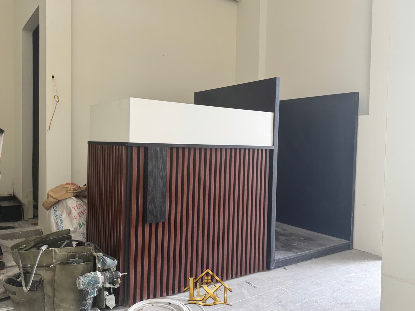 Mẫu quầy lễ tân salon thực tế do Nội Thất Hà Tuấn LX thi công 27 - Nội Thất Hà Tuấn LX
