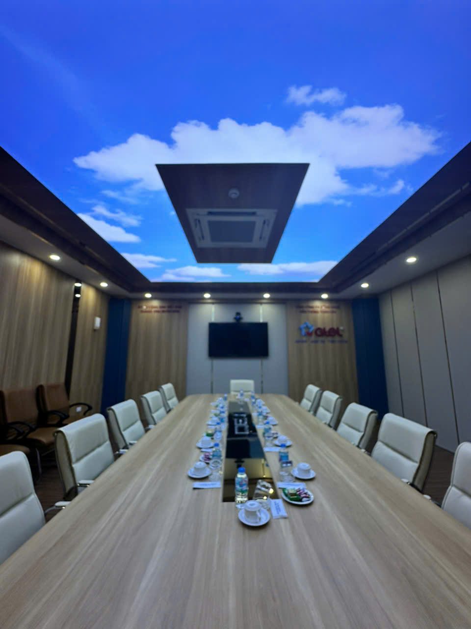 Trần xuyên sáng in bầu trời mây phòng họp - Nội Thất Hà Tuấn LX